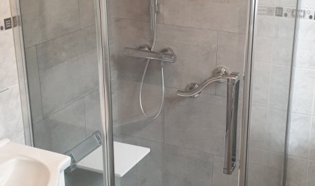 Installation d'une douche sénior avec siège rabattable à Mouscron