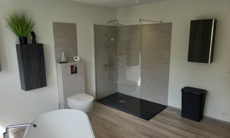 Installation salle de bain complète avec baignoire ilot, douche italienne et toilette suspendu à Liège