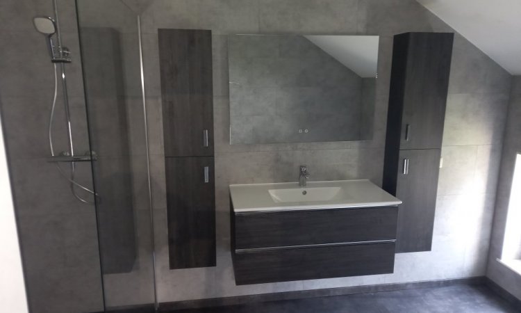 Création de salle de bain avec baignoire et douche à Anderlues