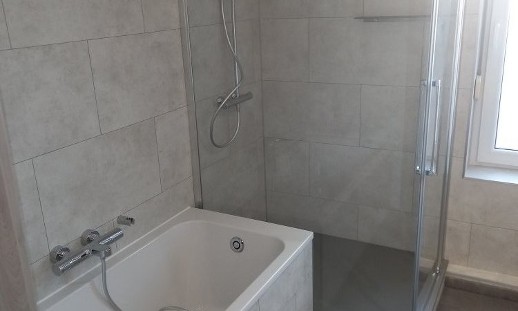 Réaménagement d'une salle de bain avec douche et baignoire à Fléron - Belgique