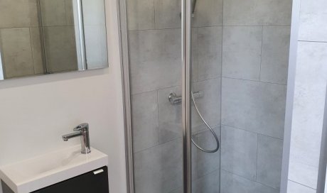 Création complète d'une salle de douche avec toilette dans une chambre parentale à Lille