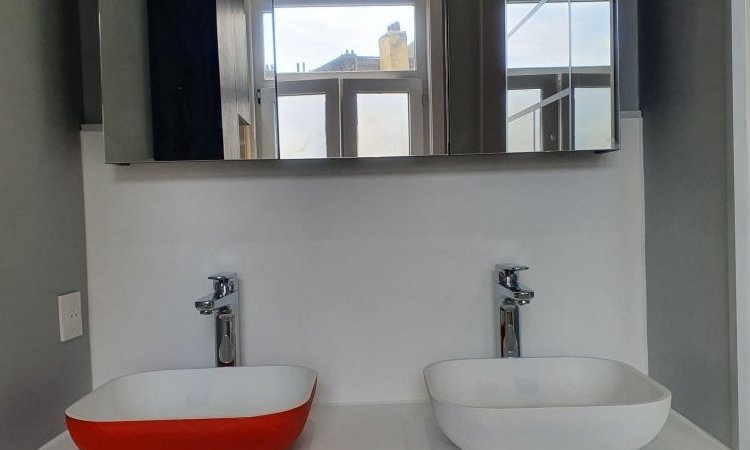 Création de salle d'eau moderne avec double vasque à Liège