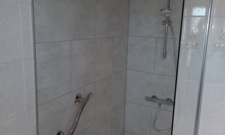 Remplacement d'une baignoire par une douche sécurisée à Bruxelles
