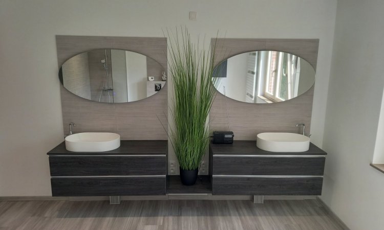 Installation salle de bain complète avec baignoire ilot, douche italienne et toilette suspendu à Liège