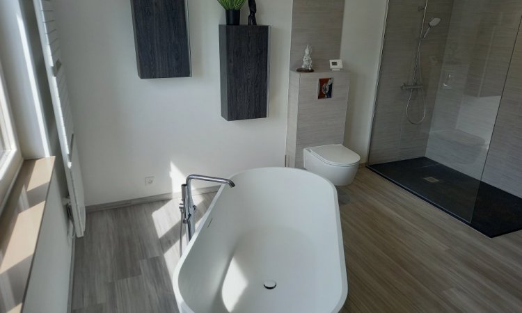 Installation salle de bain complète avec baignoire ilot, douche italienne et toilette suspendu à Liège