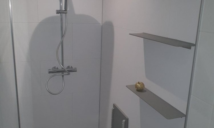 Remplacement d'une baignoire par une douche sécurisée à Bruxelles