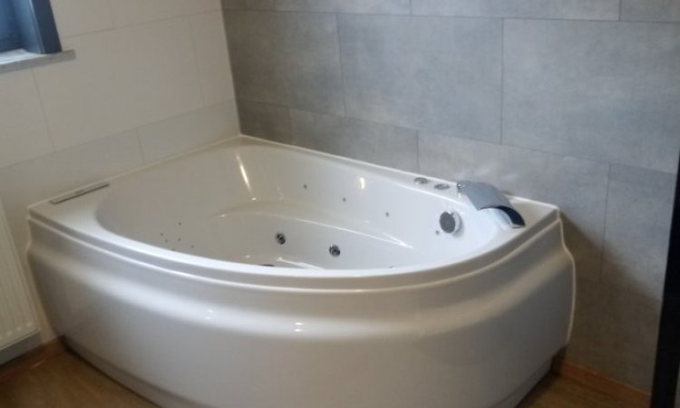 Conception de salle de bain clé en main avec baignoire d'angle à Charleroi