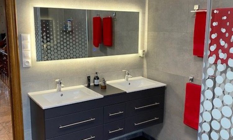 Création de salle d'eau moderne avec double vasque à Liège