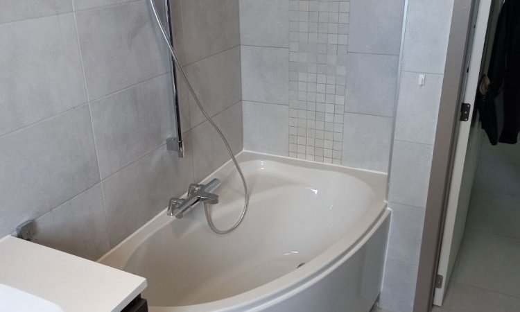 Conception de salle de bain clé en main avec baignoire d'angle à Charleroi