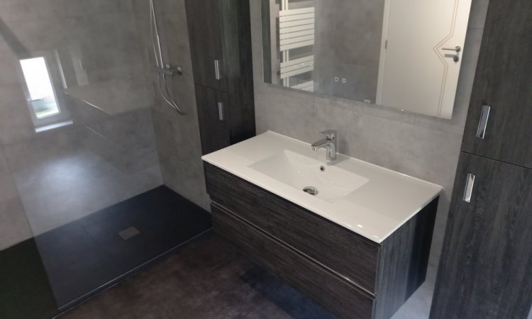 Création de salle de bain avec baignoire et douche à Anderlues