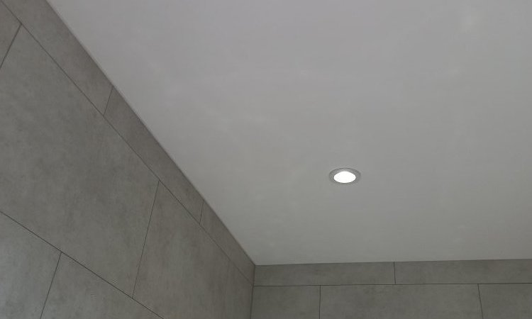 Installation plafond tendu avec spots intégrés à Dinant