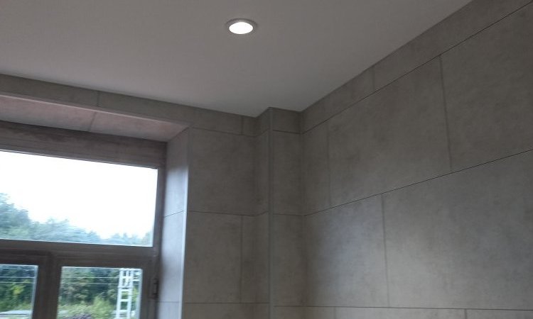 Installation plafond tendu avec spots intégrés à Dinant