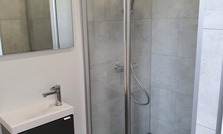 Création complète d'une salle de douche avec toilette dans une chambre parentale à Lille