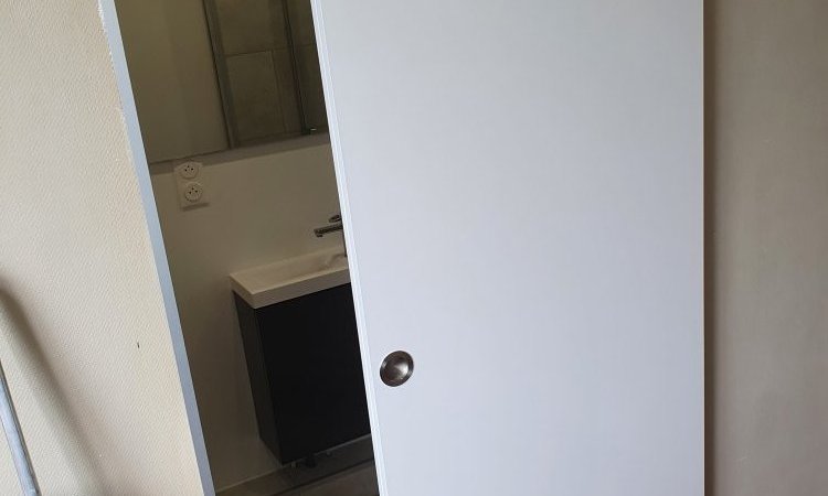 Création complète d'une salle de douche avec toilette dans une chambre parentale à Lille