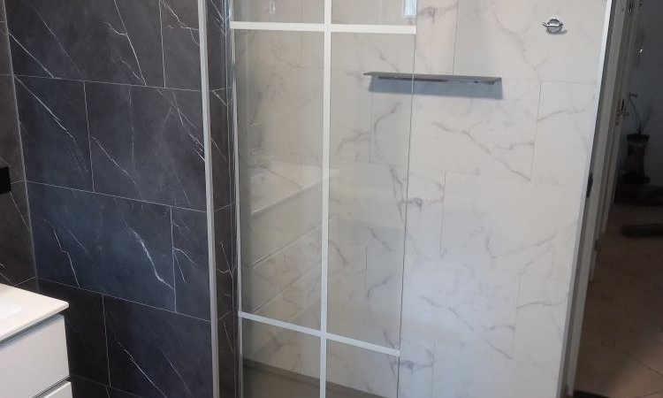 Rénovation salle de bain complète avec baignoire et douche à Anderlecht