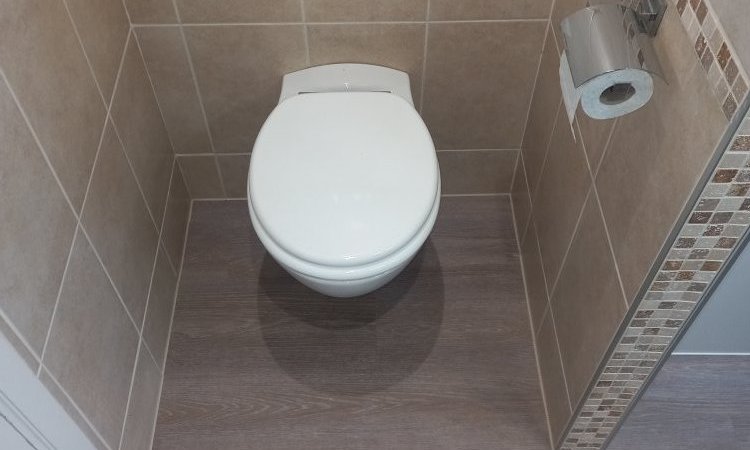 Installation d'une toilette suspendue à Vilvoorde