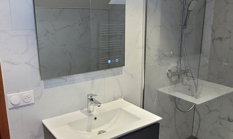 Réaménagement complet d'une salle de douche sous toit à Arlon